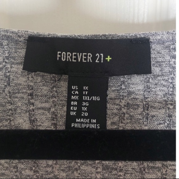 Curvy 🩶🖤 Sexy Crop Top Sweater with a Front Knot - 1X - EUC - Picture 2 of 4